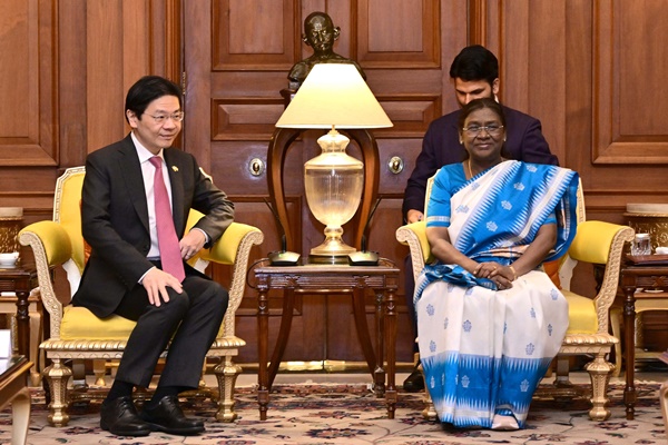 Singapore PM Lawrence Wong Calls on President Droupadi Murmu at Rashtrapati Bhavan