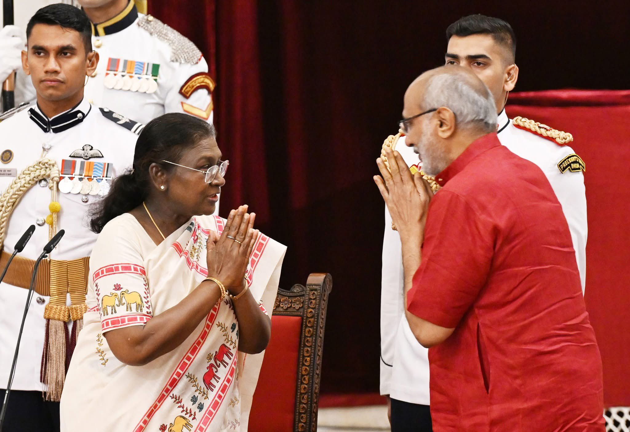 ভারতেরপঞ্চদশ উপরাষ্ট্রপতি হিসেবে সি.পি. রাধাকৃষ্ণন আজ শপথ  নিয়েছেন