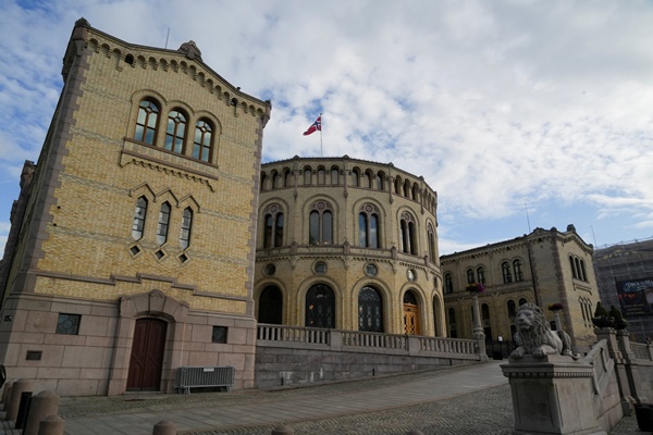 Norwegians Vote in First Round of Tight Parliamentary Election
