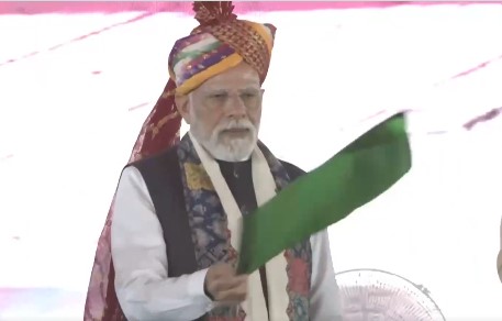 প্রধানমন্ত্রী নরেন্দ্র মোদী আজ রাজস্থানের বাঁশওয়াড়ায় ১.২২ লক্ষ কোটি টাকারও বেশি মূল্যের উন্নয়ন প্রকল্পের উদ্বোধন ও ভিত্তিপ্রস্তর স্থাপন করেছেন