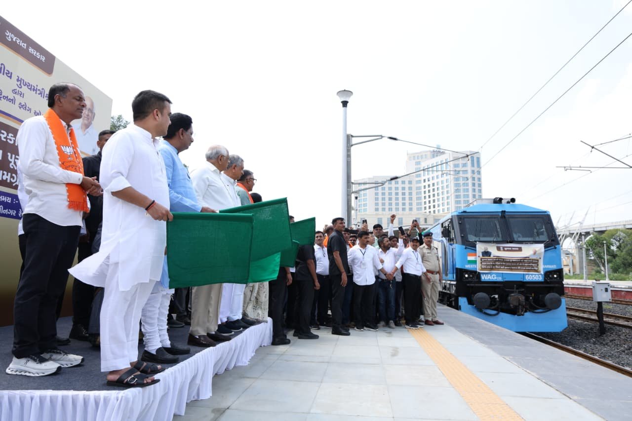 મુખ્યમંત્રી ભૂપેન્દ્ર પટેલે આજે ગાંધીનગરથી રાજ્ય સરકાર તરફથી પંજાબના પૂરગ્રસ્તો માટે રાહત સામગ્રી સહાયતા રવાના કરી.