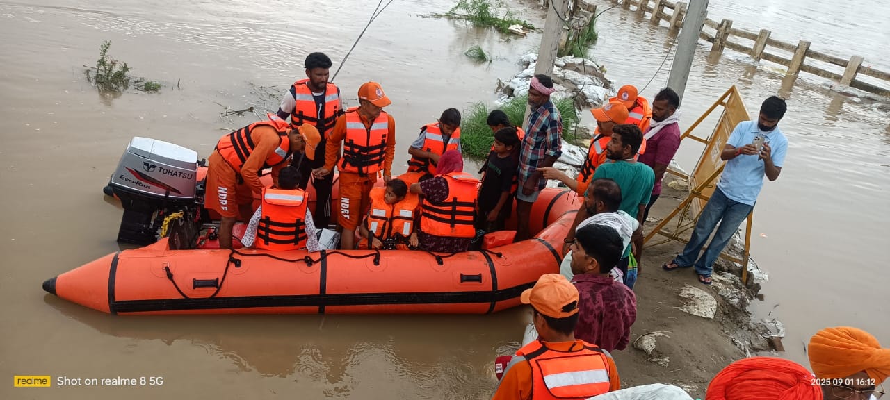 پنجاب میں لگاتار بارش ہونے، بیاس، ستلُج، راوی اور Ghaggar دریاؤں میں پانی کی سطح بڑھنے اور بھاکڑہ، پونگ اور رنجیت ساگر ڈیم سے محدود مقدار میں اضافی پانی چھوڑے جانے کے تناظر میں ریاست میں سخت چوکسی برتی جارہی ہے۔