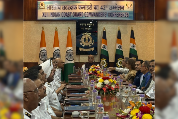 দেশৰ আভ্যন্তৰীণ আৰু বাহ্যিক সুৰক্ষা প্ৰত্যাহ্বান সমূহৰ উচিত ভাবে মোকাবিলা কৰিব পৰাকৈ বাস্তৱসন্মত প্রস্তুতিৰ ওপৰত প্ৰতিৰক্ষা মন্ত্রী ৰাজনাথ সিঙে গুৰুত্ব আৰোপ