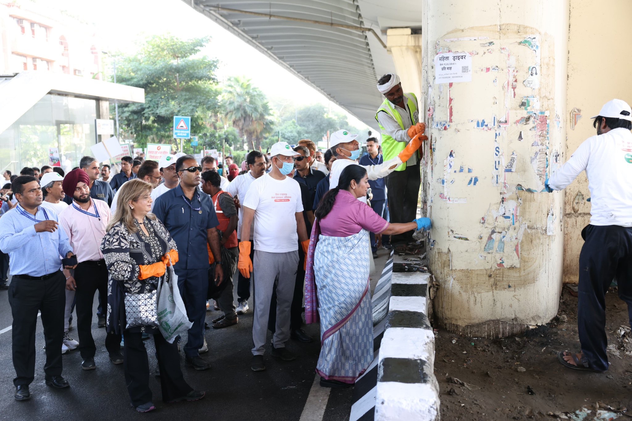 मुख्यमंत्री रेखा गुप्ता ने शालीमार बाग रिंग रोड पर चलाया सफाई अभियान