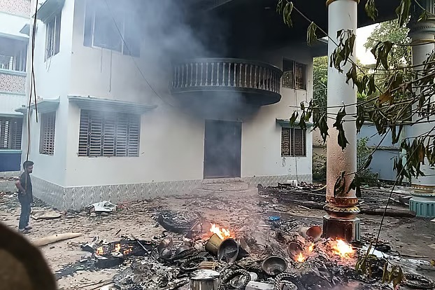 बांग्लादेश: राजबाड़ी दरगाह पर भीड़ के हमले में एक की मौत, 100 से ज़्यादा घायल