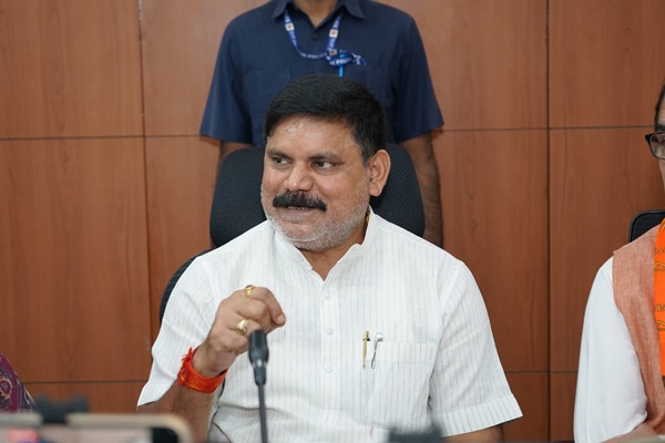 MoS Satish Chandra Dubey Assesses Flood Damage in Sirsa; Assures Support to Farmers