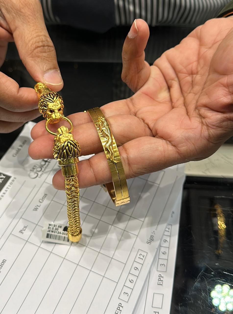 Gold prices in Nepal Skyrockets to NPR 205900 per tola.