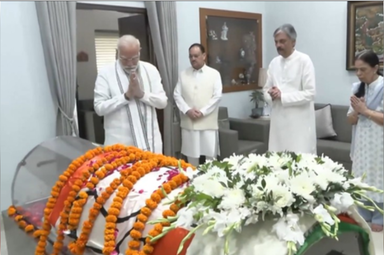 PM Modi and Union Minister JP Nadda Pay Tribute to Veteran BJP Leader Vijay Kumar Malhotra at His Residence