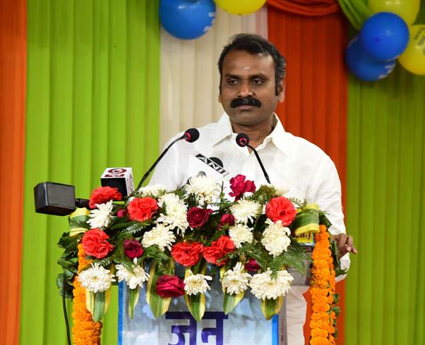 তথ্য ও সম্প্রচার প্রতিমন্ত্রী এল মুরুগান বলেছেন, প্রধানমন্ত্রী নরেন্দ্র মোদির নেতৃত্বে ২৫ কোটি মানুষ দারিদ্র সীমা থেকে বেরিয়ে এসেছে।