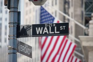 Wall Street closes higher with AI stocks outperforming 