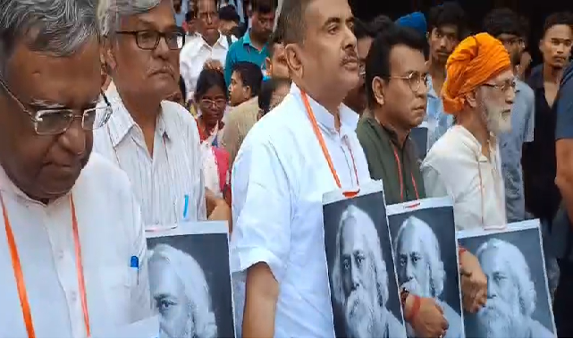 রবীন্দ্রনাথের ছবি পোড়ানোর প্রতিবাদে বিজেপি আজ কলকাতায় আইসিসিআর-এর সামনে বিক্ষোভ দেখায়। উপস্থিত ছিলেন, বিরোধী দলনেতা শুভেন্দু অধিকারী।