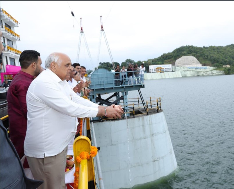 રાજ્યની જીવાદોરી સમાન સરદાર સરોવર બંધ છલકાયો- મુખ્યમંત્રીએ  નર્મદાના નીરના વધામણાં કર્યા