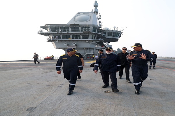 PM Modi Celebrates Diwali Aboard INS Vikrant, Hails Armed Forces for Operation Sindoor Success