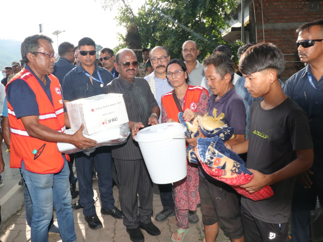 উত্তরবঙ্গের বন্যা পরিস্থিতি খতিয়ে দেখতে আজ হায়দ্রাবাদ থেকে বিমানযোগে বাগডোগরা পৌঁছেছেন রাজ্যপাল সিভি আনন্দ বোস।