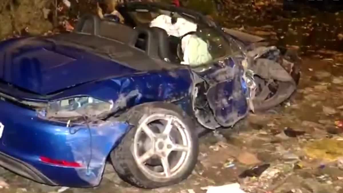 मुंबई में वेस्टर्न एक्सप्रेस राजमार्ग पर कार डिवाइडर से टकराई