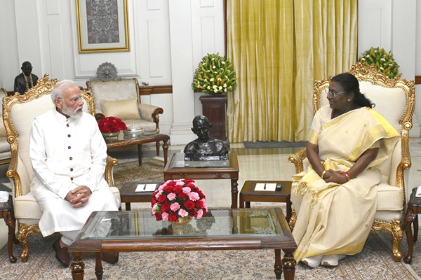 VP, PM, and Delhi CM Meet President Murmu to Exchange Diwali Greetings