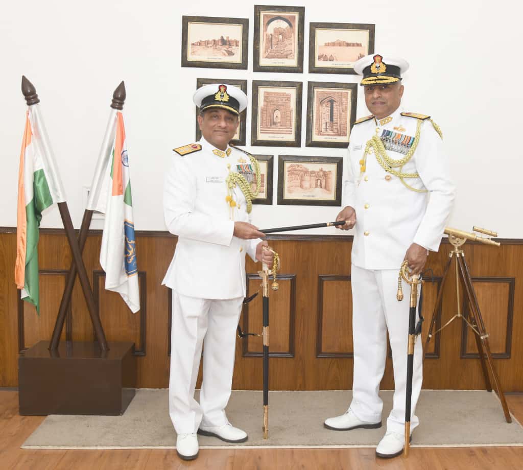 महाराष्ट्र नौदल क्षेत्राचा पदभार रिअर अ‍ॅडमिरल शंतनू झा यांनी स्वीकारला