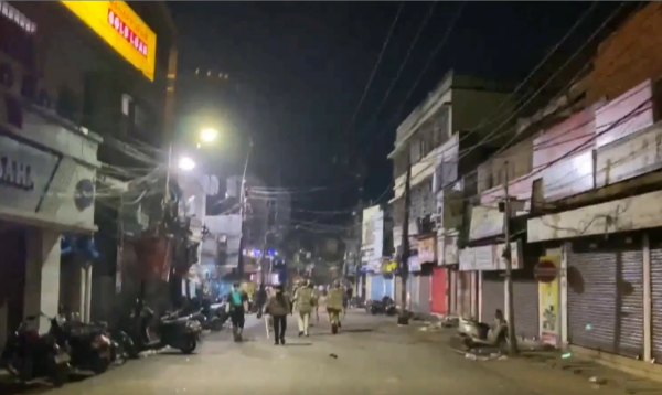 اُڈیشہ کے شہر کٹک میں دُرگا پوجا کے جلوس کے دوران پُرتشدد جھڑپوں کے بعد کَل صبح تک کیلئے کرفیو نافذ کردیا گیا ہے۔