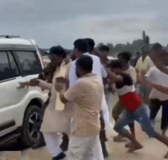 উত্তর মালদার বিজেপি সাংসদ খগেন মুর্মু এবং শিলিগুড়ির বিধায়ক শঙ্কর ঘোষের উপর হামলার ঘটনার দু দিন পর দু জনকে গ্রেপ্তার করেছে পুলিশ।