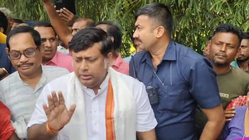 প্রবল বৃষ্টি ও ভূমিধ্বসে বিধ্বস্ত উত্তরবঙ্গের পরিস্থিতি খতিয়ে দেখতে কেন্দ্রীয় প্রতিমন্ত্রী সুকান্ত মজুমদারের আজ সেখানে গেছেন।