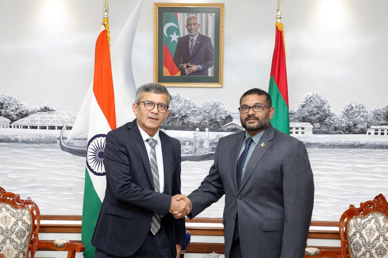 रक्षा सचिव राजेश कुमार सिंह ने  मालदीव के रक्षा मंत्री मोहम्मद घासन मौमून से मुलाकात की