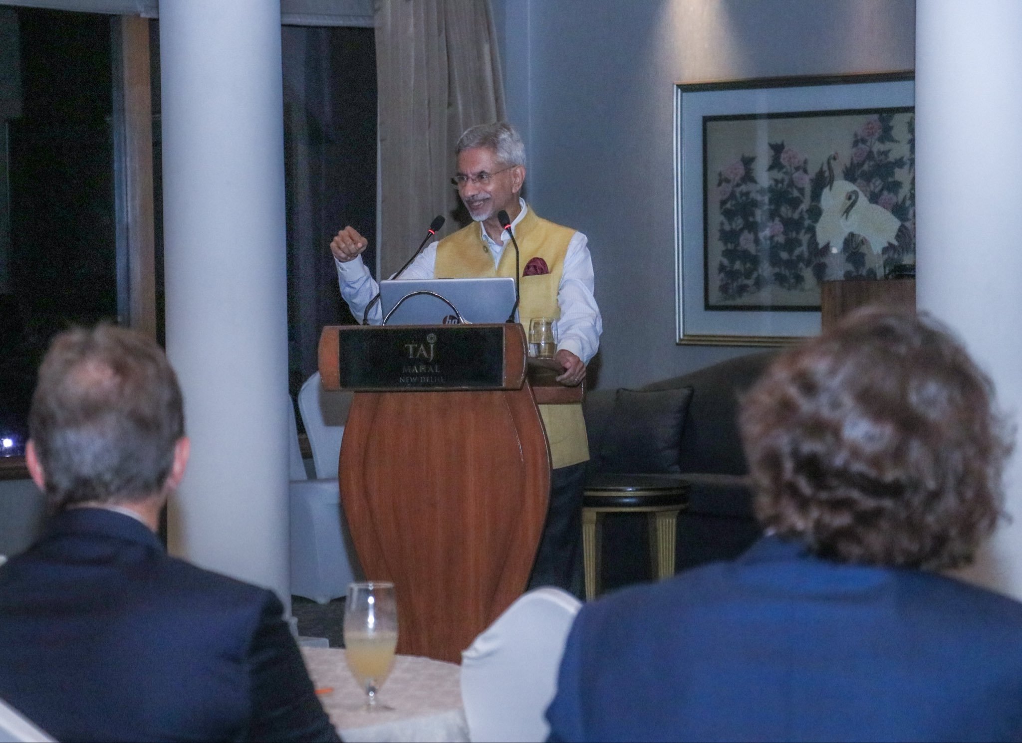 বিদেশমন্ত্রী ডঃ এস. জয়শঙ্কর এবং অ-সামরিক বিমান পরিবহন মন্ত্রী রাম মোহন নাইডু কিঞ্জারাপু গতকাল নতুন দিল্লিতে এয়ারবাস এবং ইন্ডিগোর শীর্ষ আধিকারিকদের সঙ্গে একটি উচ্চ পর্যায়ের বৈঠক করেছেন।