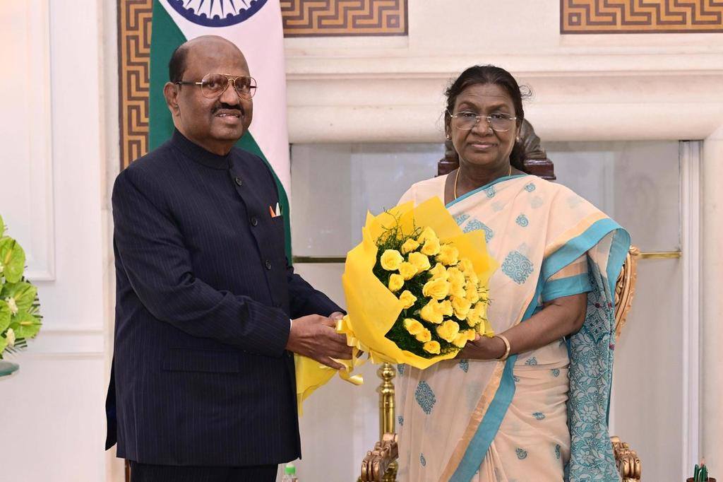 উত্তরবঙ্গের নাগরাকাটায় বিজেপির জনপ্রতিনিধিদের উপর হামলার ঘটনায় উদ্বিগ্ন রাজ্যপাল সিভি আনন্দ বোস আজ দিল্লিতে রাষ্ট্রপতি দ্রৌপদী মুর্মুর  সঙ্গে সাক্ষাৎ করেন