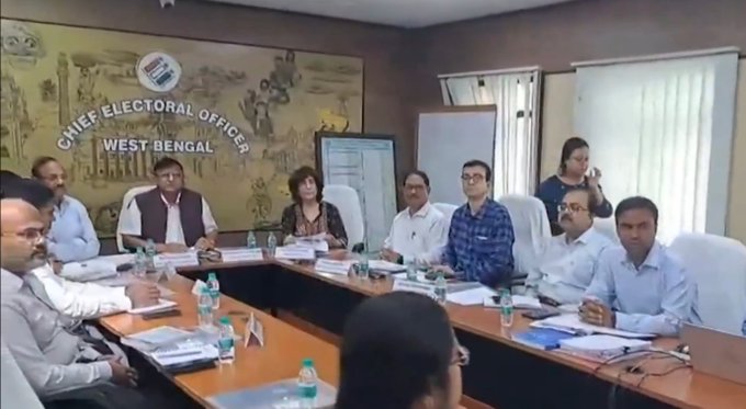 ভোটার তালিকায় বিশেষ নিবিঢ় সংশোধন SIR –এর প্রস্তুতি খতিয়ে দেখতে নির্বাচন কমিশনের প্রতিনিধি দল, আজ কোলাঘাটে পূর্ব মেদিনীপুর, ঝাড়গ্রাম ও বাঁকুড়ার পাঁচশোরও বেশি বুথের, ‘বুথ লেভেল আধিকারিক’-BLOদের নিয়ে বৈঠক করবেন।
