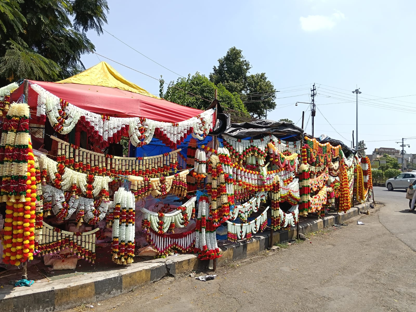 कृत्रिम फुलांच्या विक्रीमुळे शेतकरी उध्वस्त