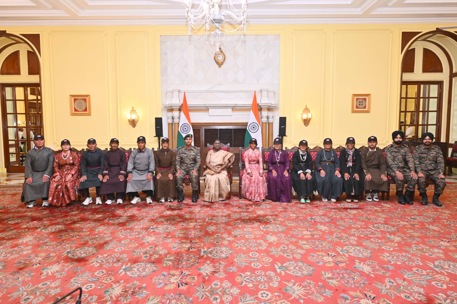 صدر جمہوریہ دروپدی مرمو نے آج راشٹرپتی بھون میں لداخ سے تعلق رکھنے والی خواتین اور بزرگ افراد کے ایک گروپ سے ملاقات کی