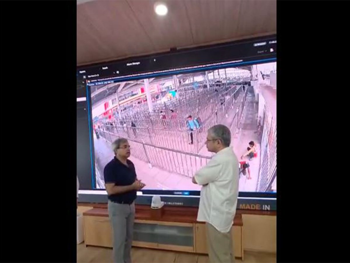Railways Minister Ashwini Vaishnaw Visits Railway War Room in Delhi