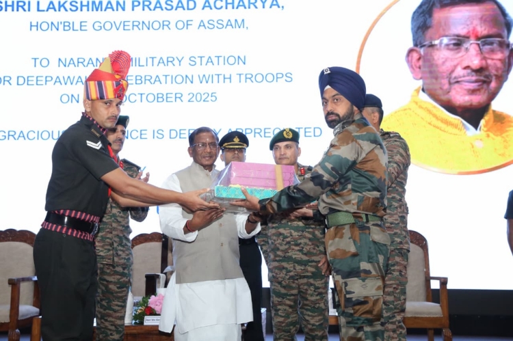 গুৱাহাটীৰ নাৰেংগী সেনা চাউনীত সেনা বাহিনীৰ বিষয়া আৰু জোৱানসকলৰ সৈতে ৰাজ্যপাল লক্ষ্মণ প্রসাদ আচার্যৰ দীপাৱলী উদযাপন