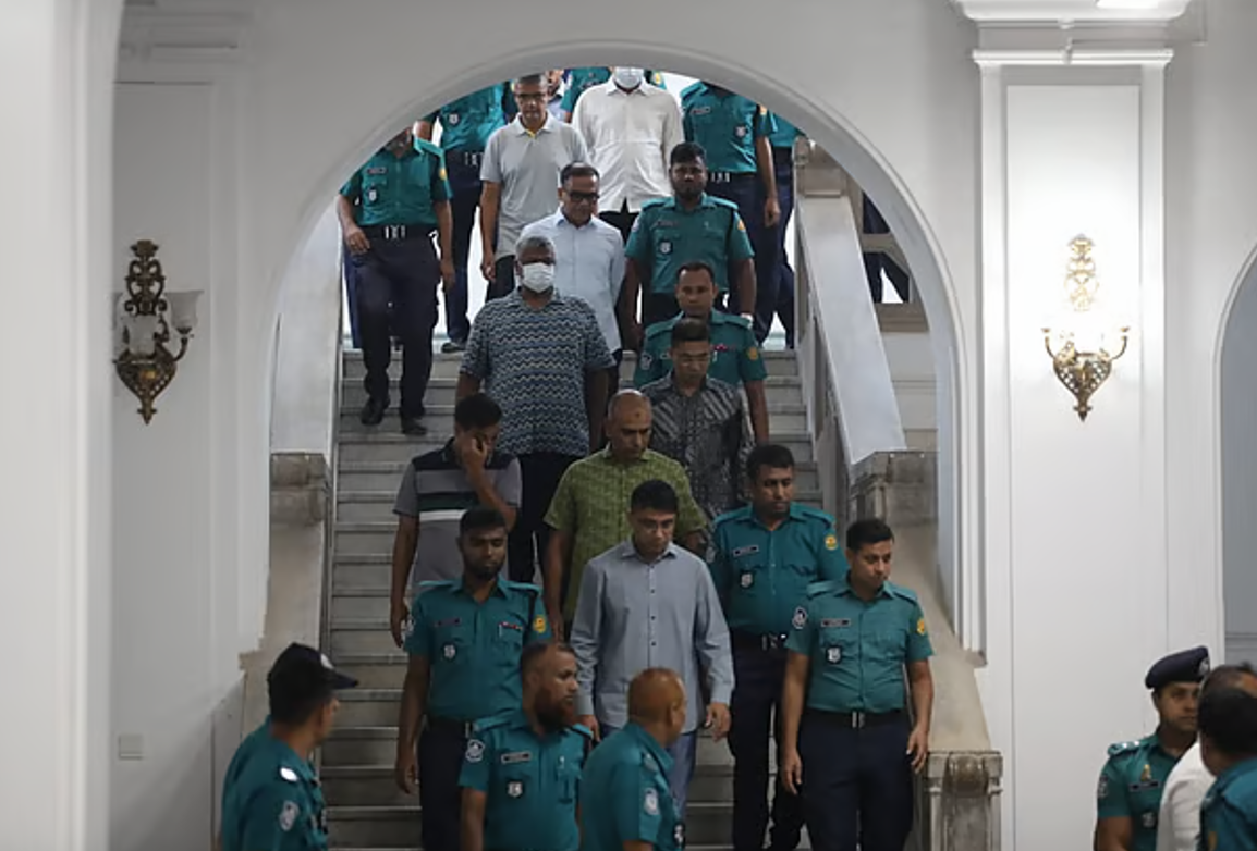 বাংলাদেশে মানবতা বিরোধী অপরাধের পৃথক তিনটি মামলায় ১৫জন সেনা কর্তাকে জেলে পাঠানো হয়েছে