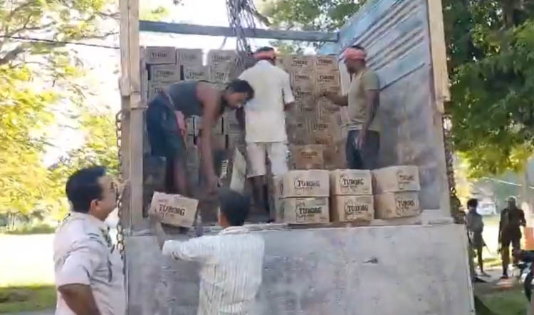 বিশ্বনাথ জিলাৰ বগুৰিগুৰিৰ ১৫ নম্বৰ ৰাষ্ট্ৰীয় ঘাইপথত এখন সুৰাভর্তি ট্রাক জব্দ