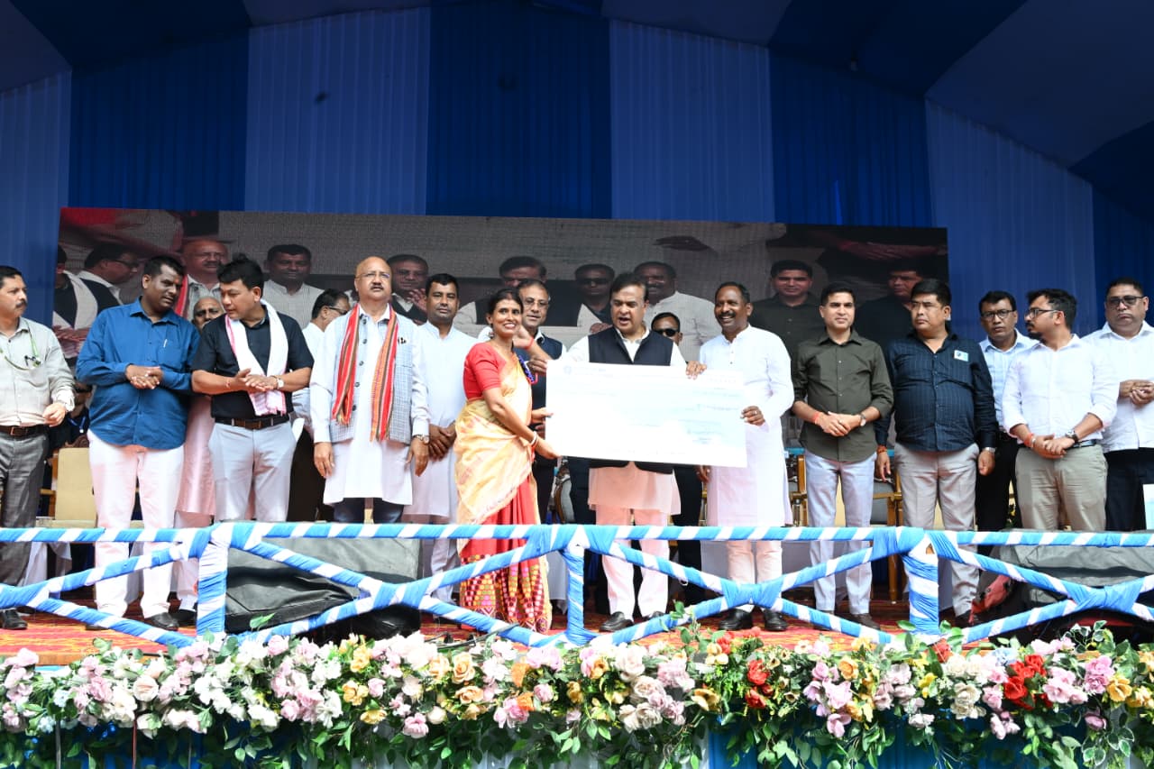 তিনিচুকীয়াত ১৪,৩০৬ গৰাকী মহিলাক মুখ্যমন্ত্ৰী মহিলা উদ্যমিতা আঁচনিৰ ধন প্ৰদান মুখ্যমন্ত্ৰী হিমন্ত বিশ্ব শৰ্মাৰ