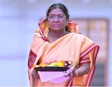 राष्ट्रपति द्रौपदी मुर्मु ने छठ पूजा समारोह में भाग लिया