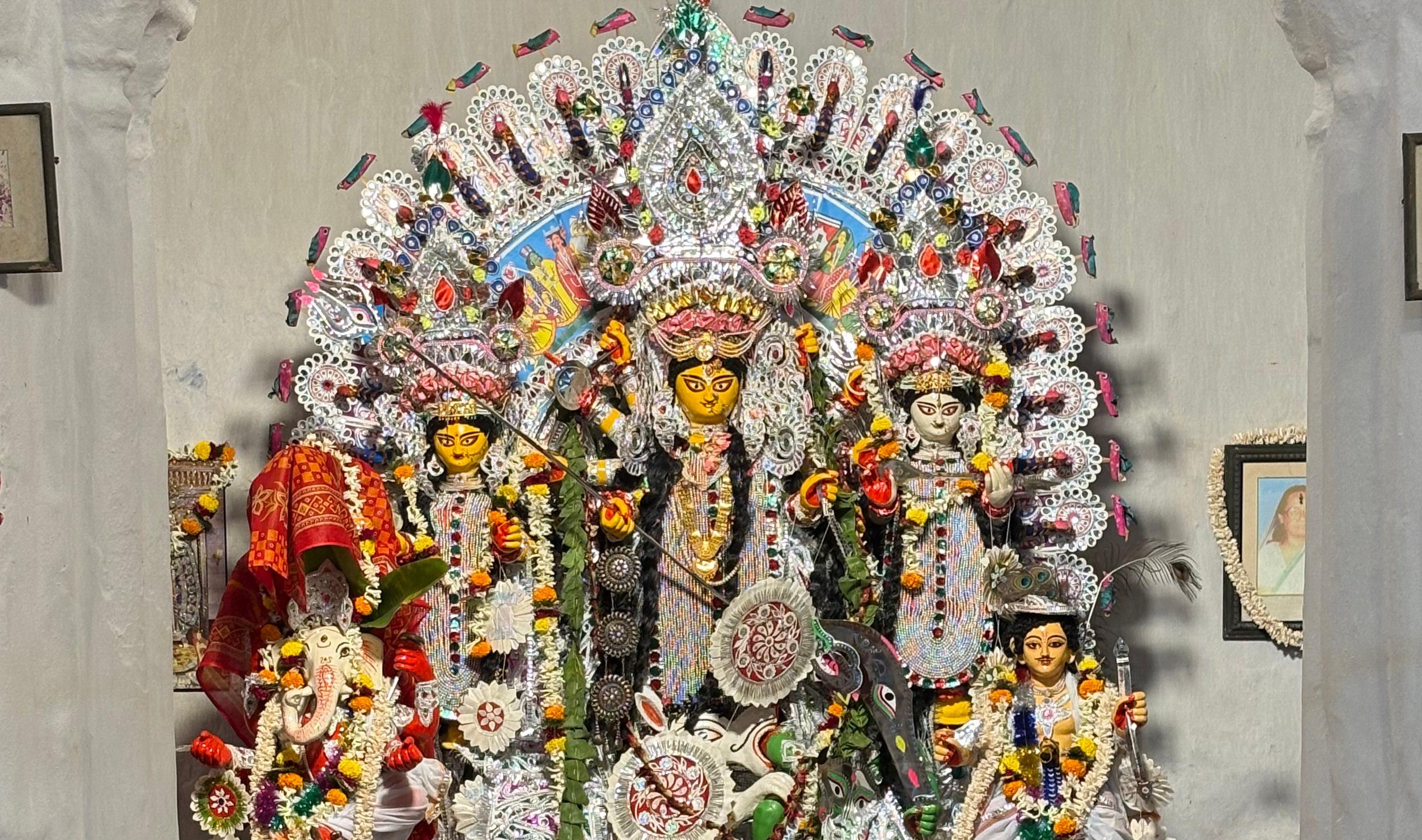 আজ বিজয়া দশমী। বাঙালীর প্রাণের উৎসব দুর্গা পুজোর অন্তিম দিন।