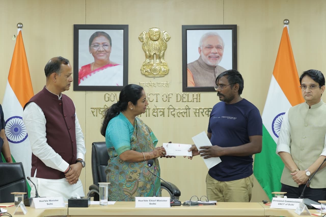 दिल्ली CM रेखा गुप्ता ने कोविड में शहीद हुए 11 सरकारी कर्मियों के परिजनों को 1 करोड़ रुपये की सहायता राशि प्रदान की