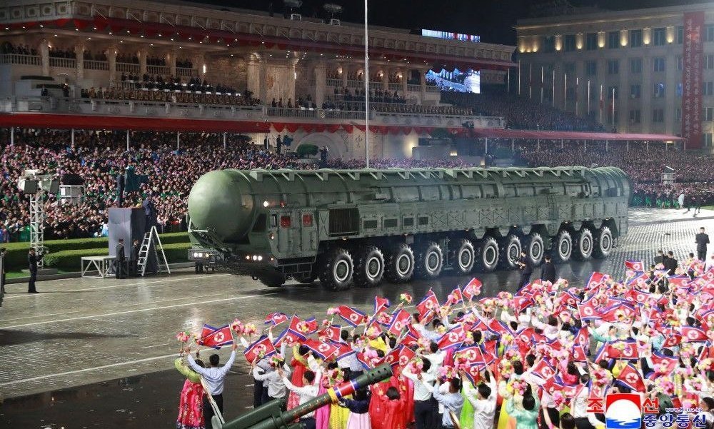 उत्तर कोरिया ने सैन्य परेड में दिखाई अपनी अब तक की सबसे शक्तिशाली अंतरमहाद्वीपीय बैलिस्टिक मिसाइल ‘ह्वासोंग-2