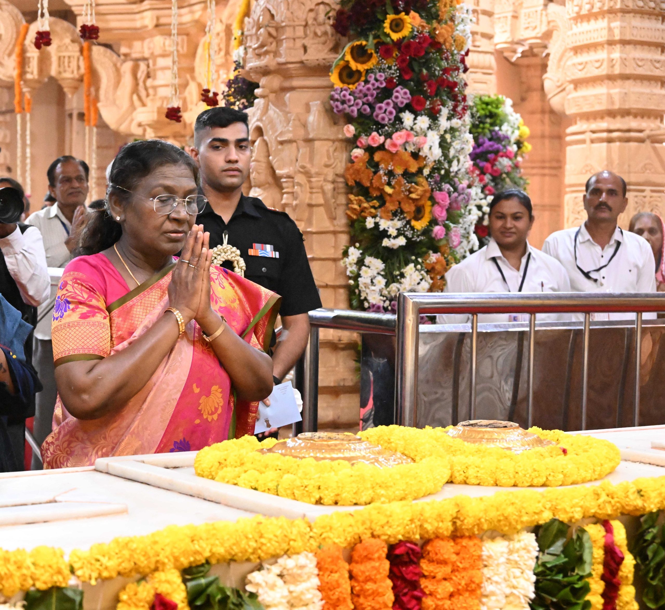 President Murmu Visits Sasan Gir, Welcomed by Forest Minister Mulubhai Bera