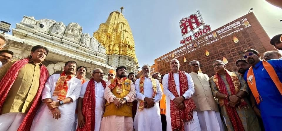 સહકાર રાજ્યમંત્રી અને ગુજરાત ભાજપના પ્રદેશ અધ્યક્ષ જગદીશ વિશ્વકર્માએ આજે શક્તિપીઠ અંબાજીમાં દર્શન કર્યા.