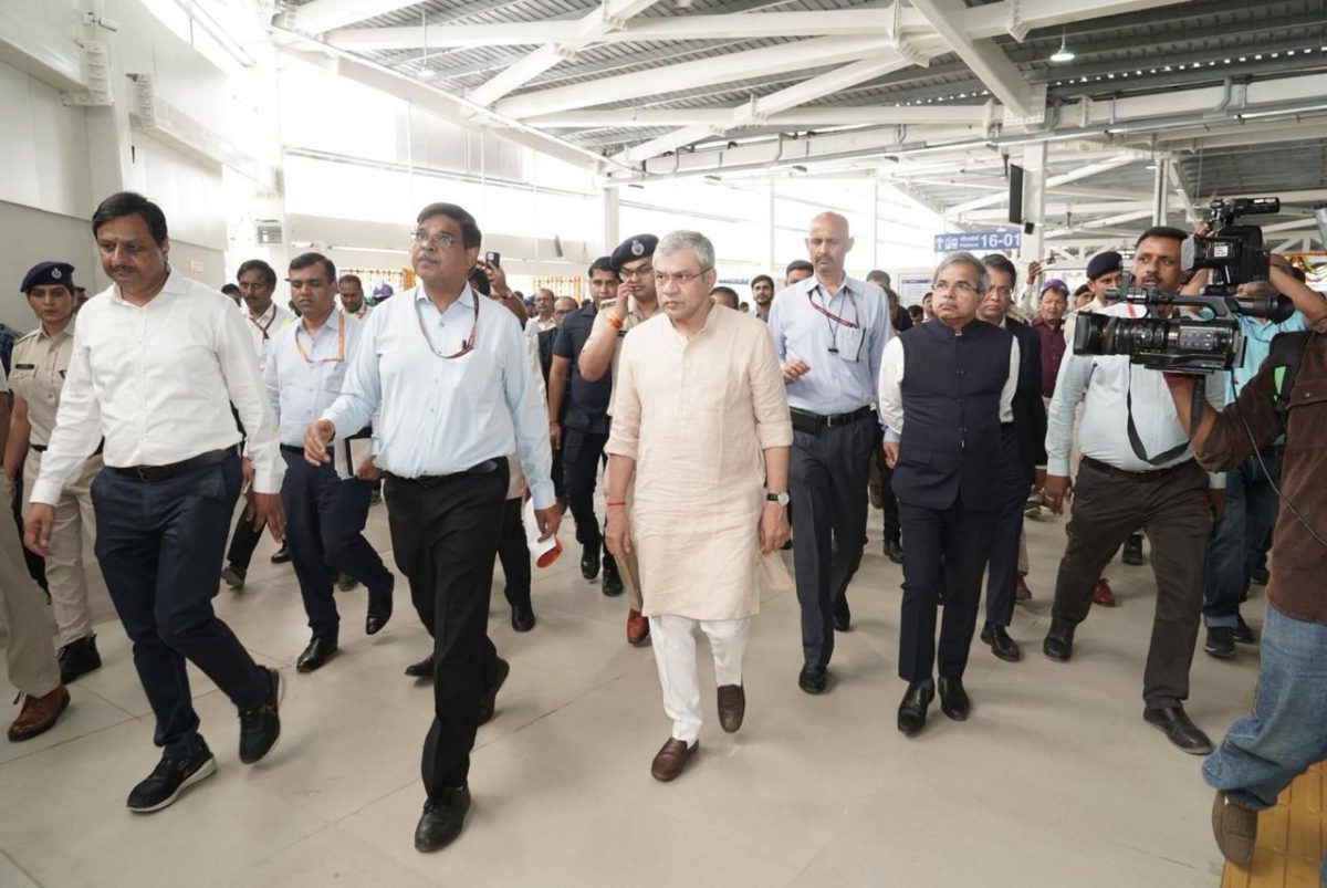 রেলমন্ত্রী অশ্বিনী বৈষ্ণ আজ নতুন দিল্লী রেল স্টেশনে নবনির্মিত যাত্রী সুবিধা কেন্দ্র পরিদর্শন করেন।রেলমন্ত্রী অশ্বিনী বৈষ্ণ আজ নতুন দিল্লী রেল স্টেশনে নবনির্মিত যাত্রী সুবিধা কেন্দ্র পরিদর্শন করেন।