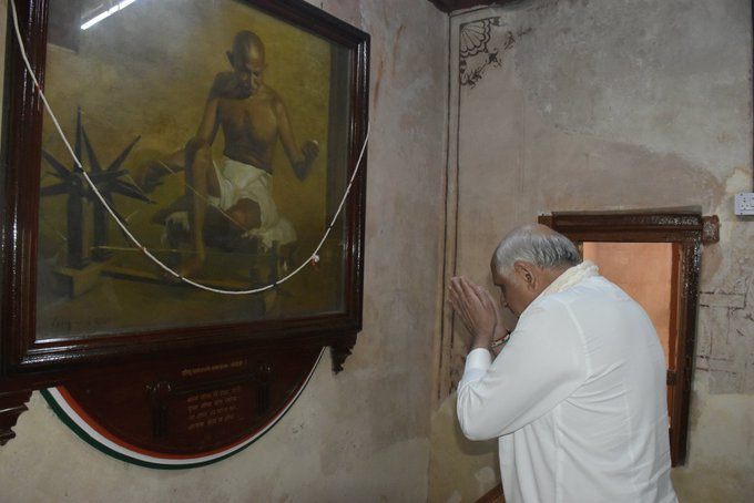 મહાત્મા ગાંધીની જન્મજયંતી નિમિત્તે મુખ્યમંત્રી ભૂપેન્દ્ર પટેલે પોરબંદર કિર્તી મંદિર ખાતે પૂજ્ય બાપુને પુષ્પાંજલિ અર્પી.