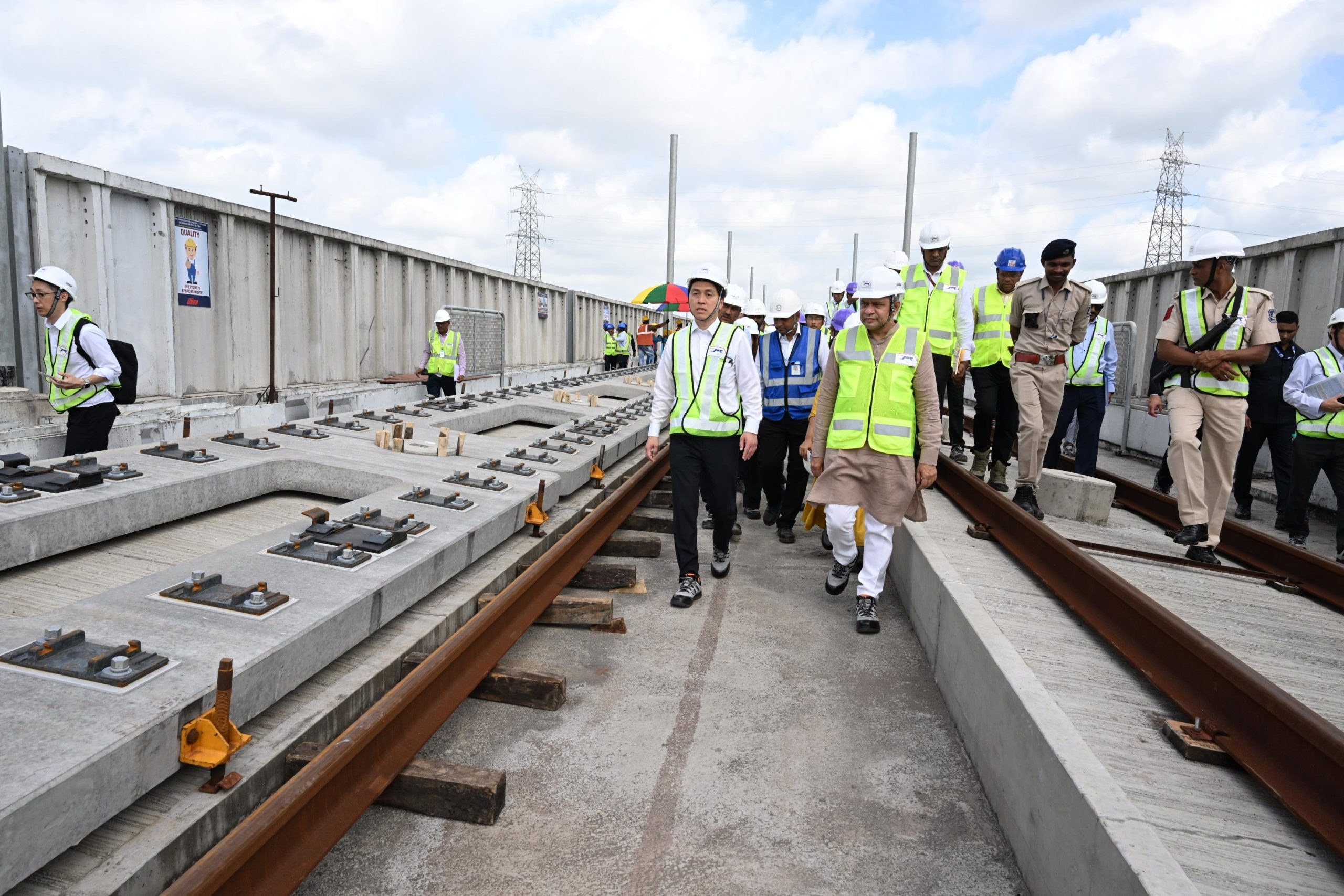 કેન્દ્રીય રેલવે મંત્રી અશ્વિની વૈષ્ણવે આજે સુરતમાં ટ્રૅક કન્સ્ટ્રક્શન બૅઝની મુલાકાત લીધી.