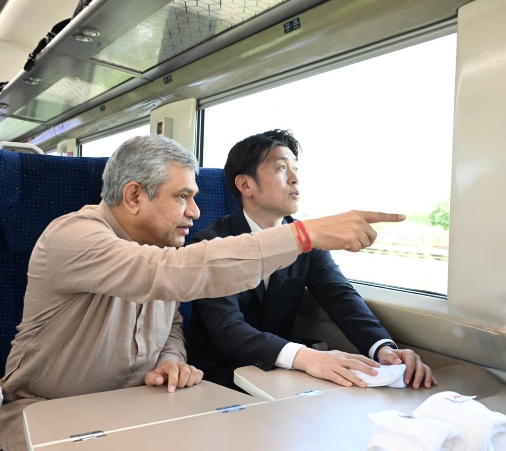 रेल मंत्री अश्विनी वैष्णव और जापानी मंत्री हिरोमासा नाकानो ने सूरत में हाई स्पीड रेल निर्माण स्थल का दौरा किया