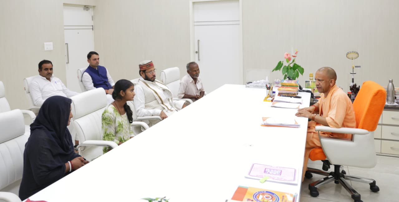 रायबरेली: चोरी के आरोप में पीटकर मारे गए हरिओम बाल्मीकि के परिवार से मिले सीएम योगी