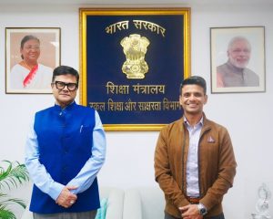 ইছৰ’ৰ মহাকাশচাৰী গ্ৰুপ কেপ্টেইন শুভাংশু শুক্লাৰ নতুন দিল্লীত বিদ্যালয় শিক্ষা আৰু সাক্ষৰতা বিভাগৰ সচিব সঞ্জয় কুমাৰক সাক্ষাৎ