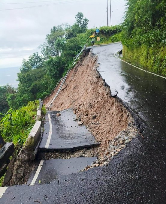 نیپال میں، موسلا دھار بارش کے سبب زمینی تودے کھسکنے اور سیلاب کی وجہ سے کم سے کم 52 افراد ہلاک ہو گئے۔