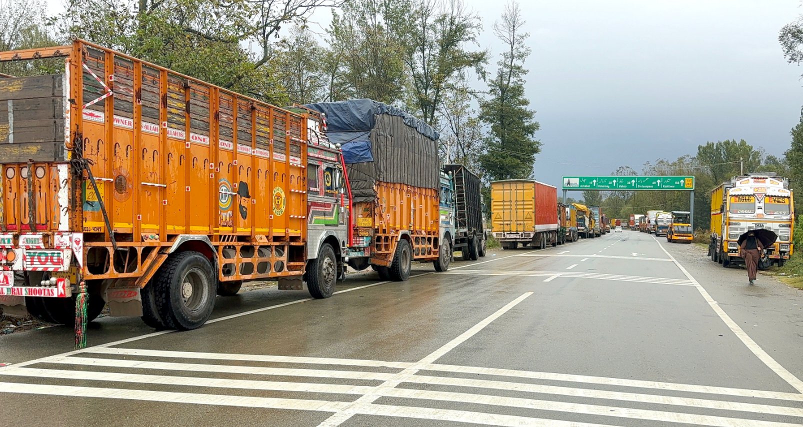 जम्मू-श्रीनगर राष्ट्रीय राजमार्ग भूस्खलन के कारण वाहनों की आवाजाही के लिए बंद