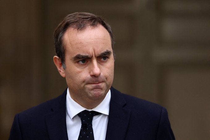 फ्रांस के प्रधानमंत्री सेबेस्टियन लुखोनु ने कार्यभार संभालने के 26 दिन बाद इस्‍तीफा दिया